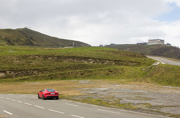 Superbagnères Jaguar F-TYPE Coupe R road trip
